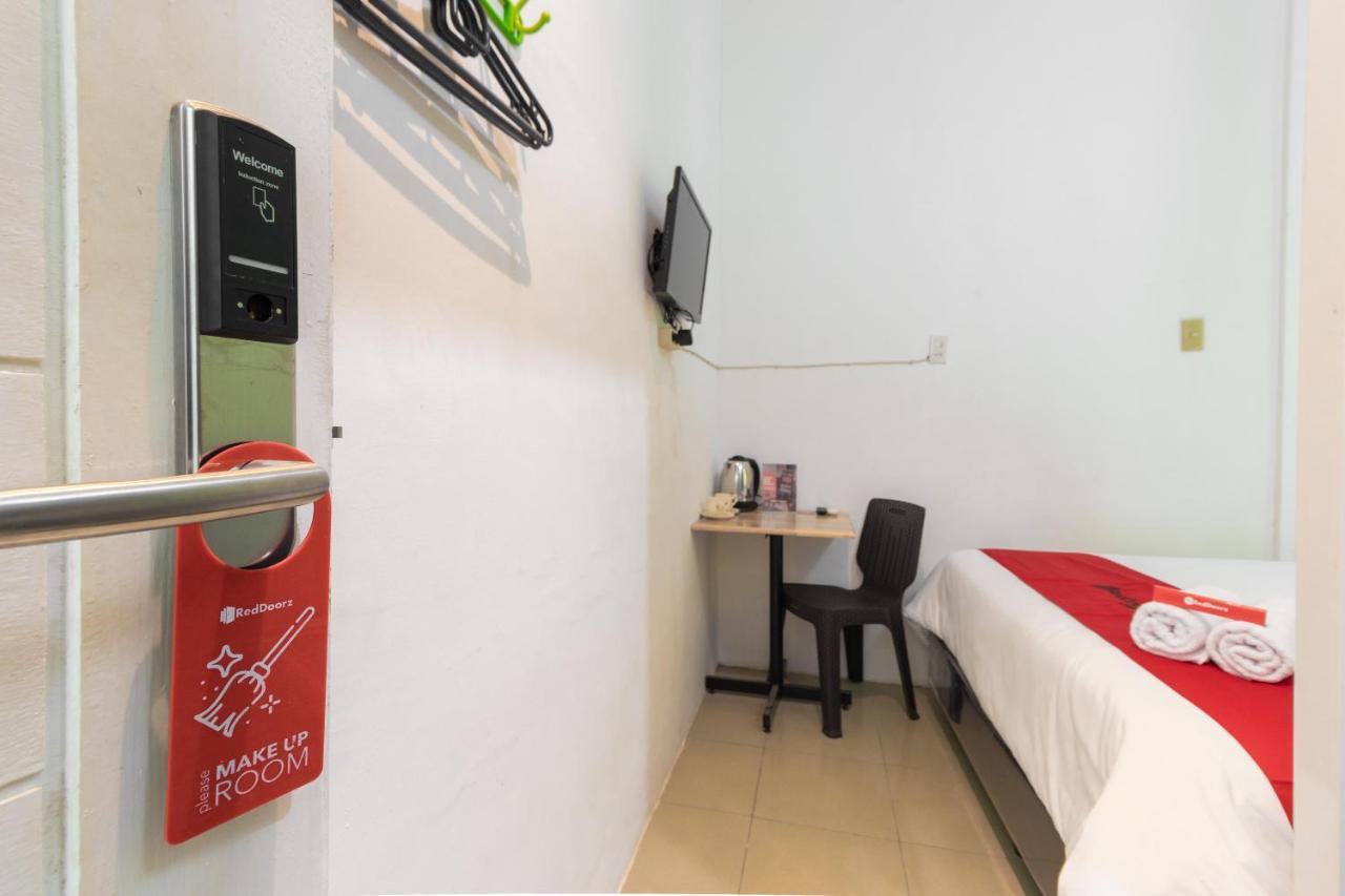 RedDoorz near Sun Plaza Medan 2 Hotel Exterior foto